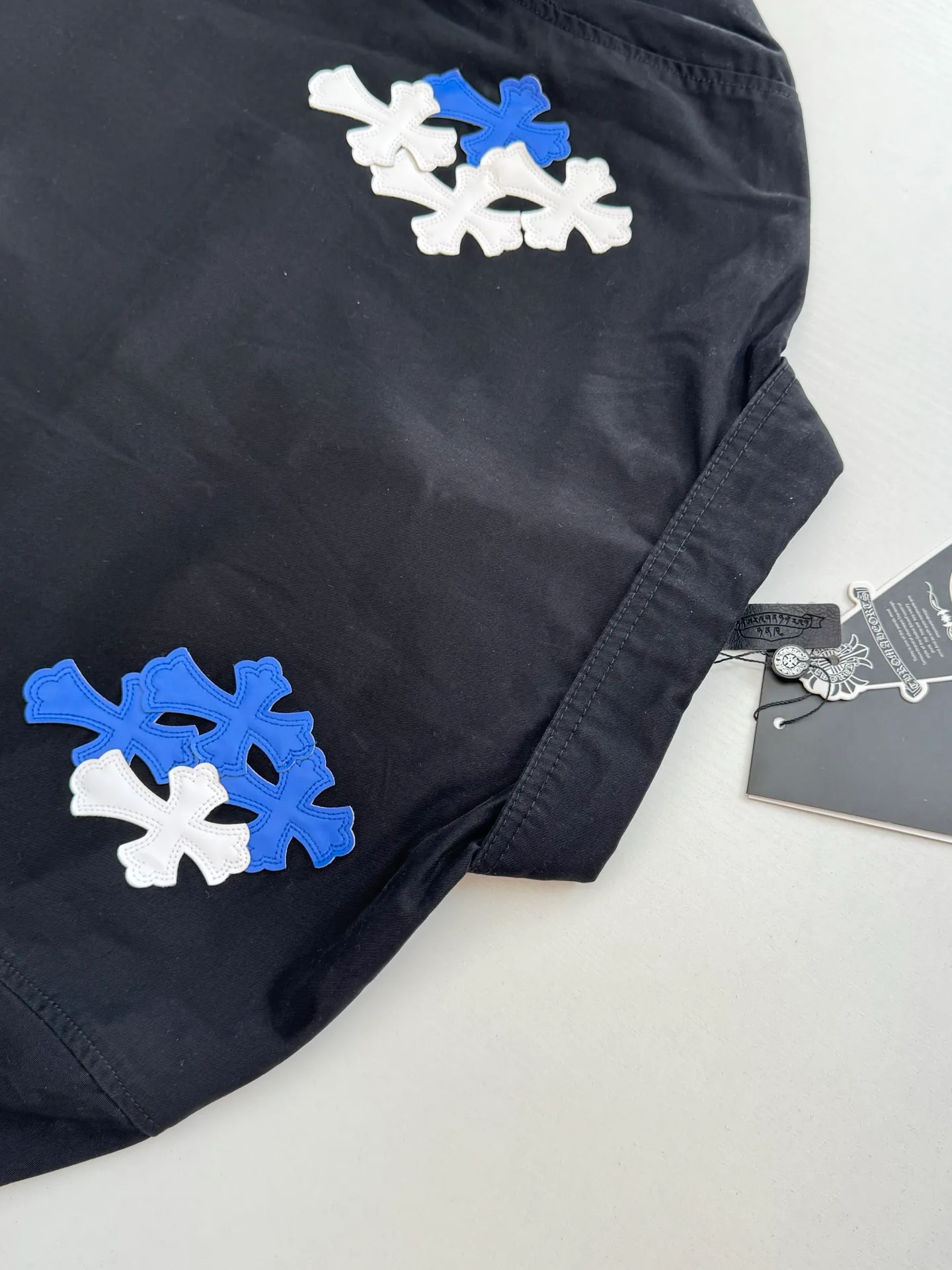 P590 Chrome Heart*/Chrome Heart CH leather workwear denim jacket, originally purchased for HK26,680, is a new series developed over the past 25 years. It is made of high-ounce twill denim fabric (the color is exclusive blackish blue, distinguishing it from pure black on the market), and the two-color cross is made of artificial leather (all individually dyed, with the same texture and no color difference). The stitch length, thread color, and wiring of the car are exactly the same. The inner leather is made of first-layer calfskin, with regular cross stitching, special machine sewing and edge stitching, 925 silver electroplated hardware, and consistent oxidation and distressing effects.  Size：S/M/L